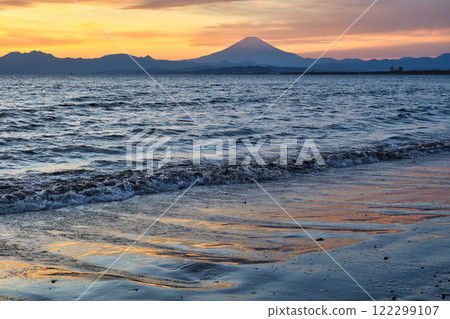 江之島片瀨西濱海灘和富士山的夜景(神奈川縣藤澤市) 江之島片瀨西濱海灘和富士山的夜景(神奈川縣藤澤市) 122299107