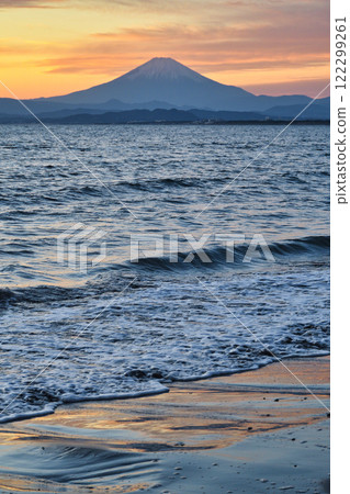 江之島片瀨西濱海灘和富士山的夜景（神奈川縣藤澤市） 122299261