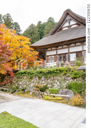 One of the 100 Best Lake Country Sites: Kawaraya Zen Temple (Kawaraya Temple) in Higashiomi City, main hall and autumn leaves, tangible cultural property 122300650