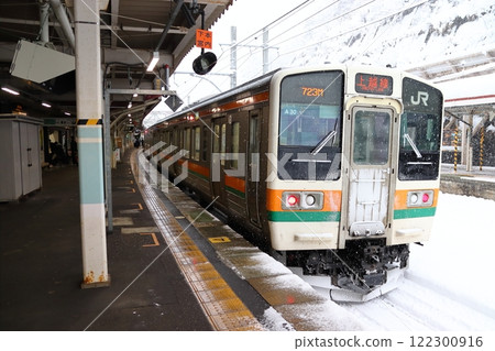 冬季停靠水上站的上越線211系列車（高崎⇔水上） 122300916