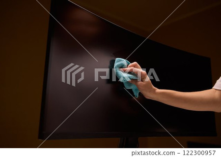 Effective and Safe Cleaning Techniques for a Curved Television Screen Using a Microfiber Cloth Effective and Safe Cleaning Techniques for a Curved Television Screen Using a Microfiber Cloth 122300957