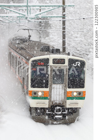 Joetsu Line 211 series train passing through Minakami town in a snowstorm (Takasaki to Minakami) 122300985
