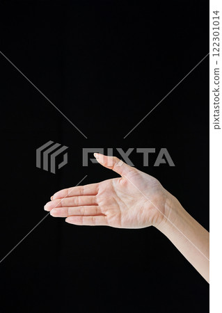 用手指併攏做引導姿勢 122301014