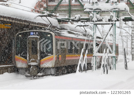 Joetsu Line E129 series train stopped at Minakami Station during a snowstorm (Minakami⇔Nagaoka) 122301265