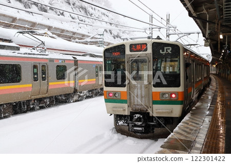Joetsu Line 211 series train parked at Minakami Station in winter (Takasaki to Minakami) Joetsu Line 211 series train parked at Minakami Station in winter (Takasaki to Minakami) 122301422