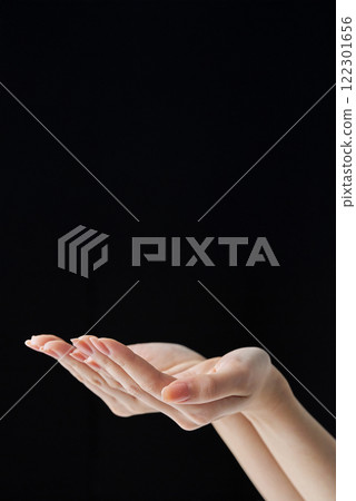 用手掌做一個舀起的姿勢。 122301656