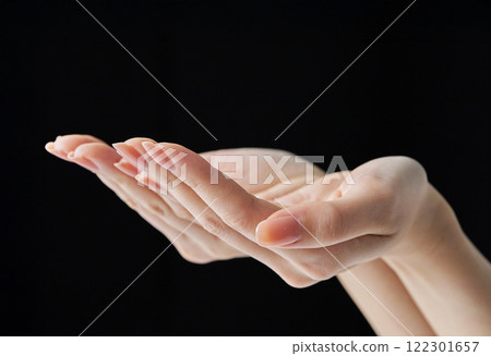 Scooping up with the palm of your hand 122301657