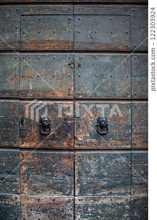 Patinated entrance of an Italian Palace 122303924