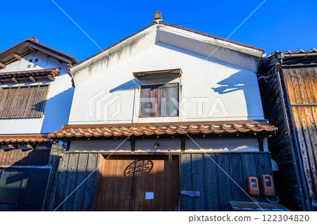 The streets of Kurayoshi City, Tottori Prefecture, where traditional buildings remain to this day, are lined with white-walled storehouses 122304820