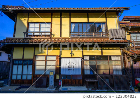 The streets of Kurayoshi City, Tottori Prefecture, where traditional buildings remain to this day, are lined with white-walled storehouses 122304822