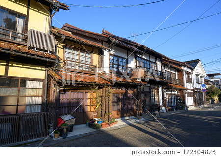 The streets of Kurayoshi City, Tottori Prefecture, where traditional buildings remain to this day, are lined with white-walled storehouses 122304823