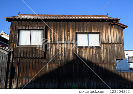 The streets of Kurayoshi City, Tottori Prefecture, where traditional buildings remain to this day, are lined with white-walled storehouses 122304831