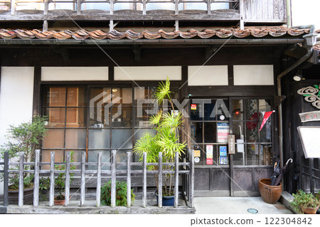 The streets of Kurayoshi City, Tottori Prefecture, where traditional buildings remain to this day, are lined with white-walled storehouses The streets of Kurayoshi City, Tottori Prefecture, where traditional buildings remain to this day, are lined with white-walled storehouses 122304842