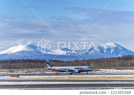 冬季新千歲機場、北海道千歲市樽前山、富士嶽山的飛機 122305299