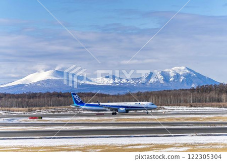 冬季新千歲機場、北海道千歲市樽前山、富士嶽山的飛機 122305304