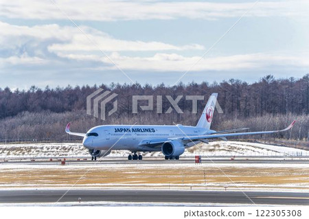 冬季，飛機在北海道千歲市新千歲機場滑行 122305308