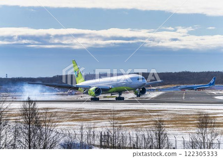 冬季，飛機降落在北海道千歲市新千歲機場 122305333