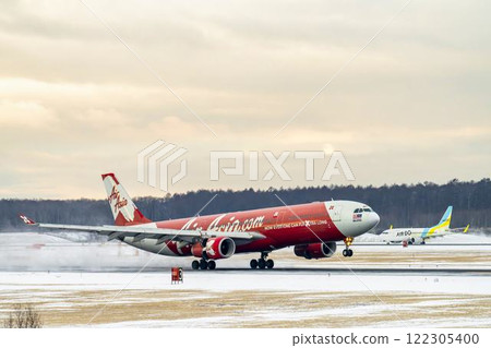 冬天的新千歲機場，雪煙和飛機著陸，北海道千歲市 122305400