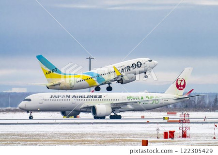 冬天的新千歲機場，雪煙和飛機起飛，北海道千歲市 122305429