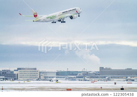 冬天的新千歲機場，雪煙和飛機起飛，北海道千歲市 122305438