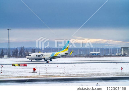 冬季,飛機在北海道千歲市新千歲機場滑行 冬季,飛機在北海道千歲市新千歲機場滑行 122305466