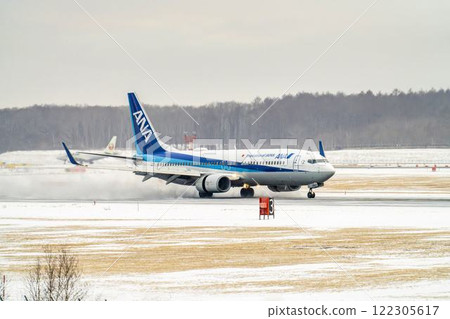 冬天的新千歲機場,雪煙和飛機著陸,北海道千歲市 冬天的新千歲機場,雪煙和飛機著陸,北海道千歲市 122305617
