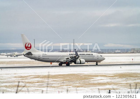 冬天的新千歲機場，雪煙和飛機著陸，北海道千歲市 122305621