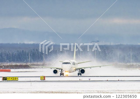 冬季新千歲機場、雪煙和滑行飛機,北海道千歲市 冬季新千歲機場、雪煙和滑行飛機,北海道千歲市 122305650