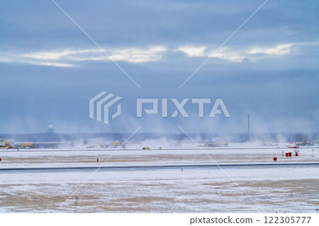 冬天的新千歲機場，雪煙和掃雪機，北海道千歲市 122305777