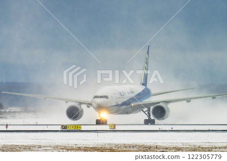 冬季新千歲機場、雪煙和滑行飛機，北海道千歲市 122305779