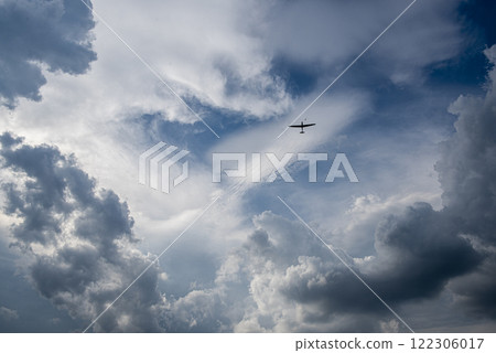 滑翔機在雲端飛行 122306017