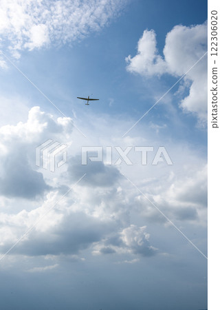 滑翔機飛過天空 滑翔機飛過天空 122306020