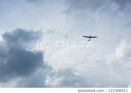 滑翔機在天上飛 滑翔機在天上飛 122306021