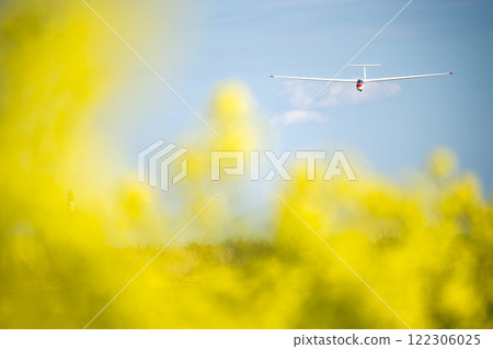 滑翔機降落油菜花 2 滑翔機降落油菜花 2 122306025