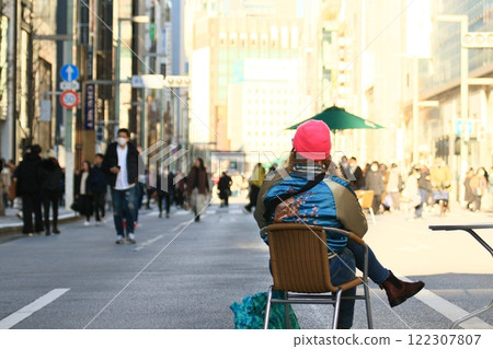 Ginza pedestrian precinct: Tourists resting on benches in the pedestrian precinct Ginza pedestrian precinct: Tourists resting on benches in the pedestrian precinct 122307807