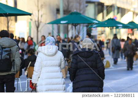 Foreign tourists walking through Ginza's pedestrian precinct 122308011