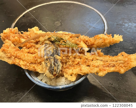 海鰻天婦羅大碗 懸掛在碗上的海鰻天婦羅大碗 海鰻天婦羅大碗 懸掛在碗上的海鰻天婦羅大碗 122308045