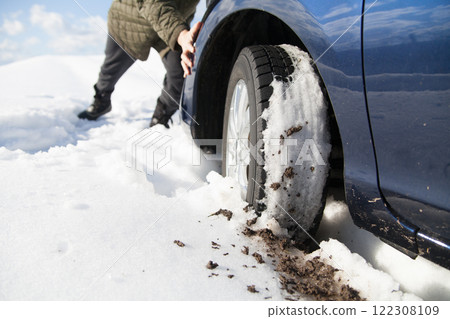 在雪路上推著被困的汽車 122308109