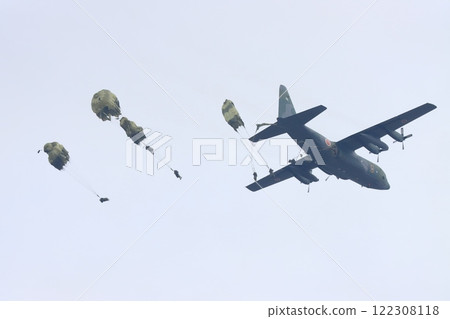 Island recapture exercise: Parachute training for airborne forces Island recapture exercise: Parachute training for airborne forces 122308118