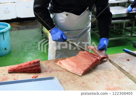 生鮪魚被切成塊 切割鮪魚的工匠 生鮪魚被切成塊 切割鮪魚的工匠 122308405