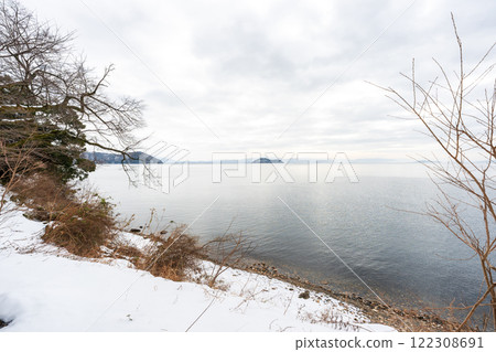 Photographing Takeshima Island during winter snowfall in Kaizu Osaki, Takashima City, Shiga Prefecture Photographing Takeshima Island during winter snowfall in Kaizu Osaki, Takashima City, Shiga Prefecture 122308691