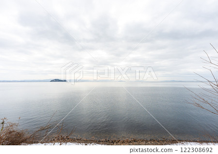 Photographing Takeshima Island during winter snowfall in Kaizu Osaki, Takashima City, Shiga Prefecture 122308692