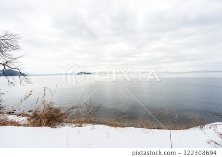滋賀縣高島市貝津大崎 冬季降雪時拍攝的竹生島 滋賀縣高島市貝津大崎 冬季降雪時拍攝的竹生島 122308694