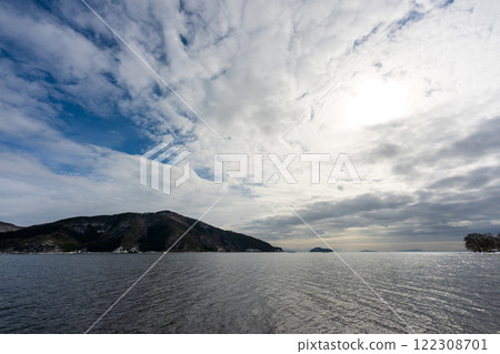 Photographing Takeshima Island during winter snowfall in Kaizu Osaki, Takashima City, Shiga Prefecture Photographing Takeshima Island during winter snowfall in Kaizu Osaki, Takashima City, Shiga Prefecture 122308701