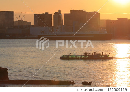 沐浴在夕陽下的東京灣遊輪。 沐浴在夕陽下的東京灣遊輪。 122309119