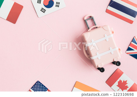 手提箱和國旗旅行粉紅色背景 122310698