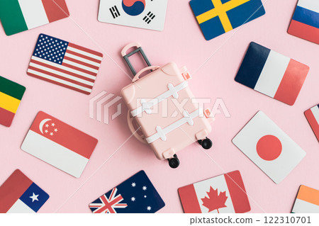 手提箱和國旗旅行粉紅色背景 122310701