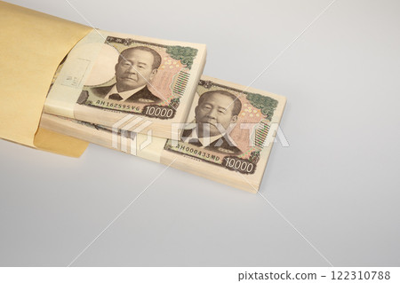 信封內一捆百萬日元鈔票，200萬張澀澤榮一新鈔票 122310788
