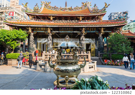 台灣龍山寺大雄寶殿及觀音香爐 122310862