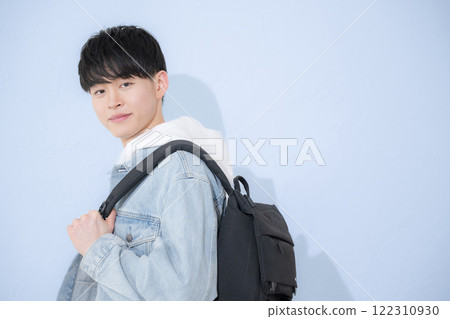 大學生或 20 多歲的年輕人背著背包看著鏡頭的照片 122310930